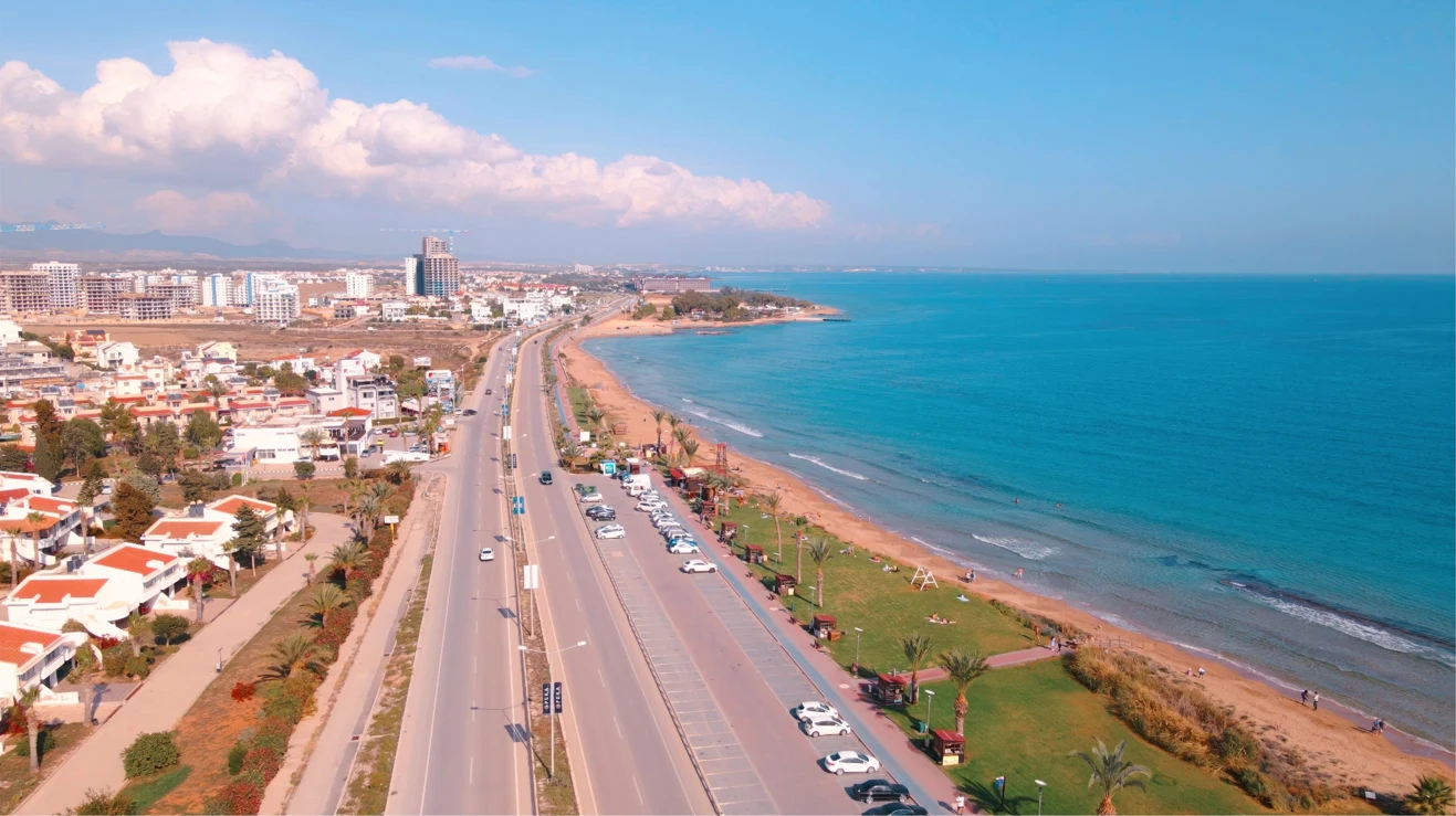 İskele Long Beach Yürüyüş Yolu Gece Aydınlatması ve Barlar
