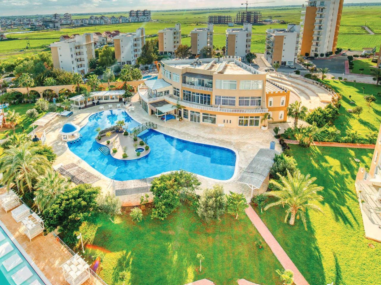 İskele Long Beach Gün Batımı Partileri ve Gece Müzikleri - Mekan ve Gece Görseli