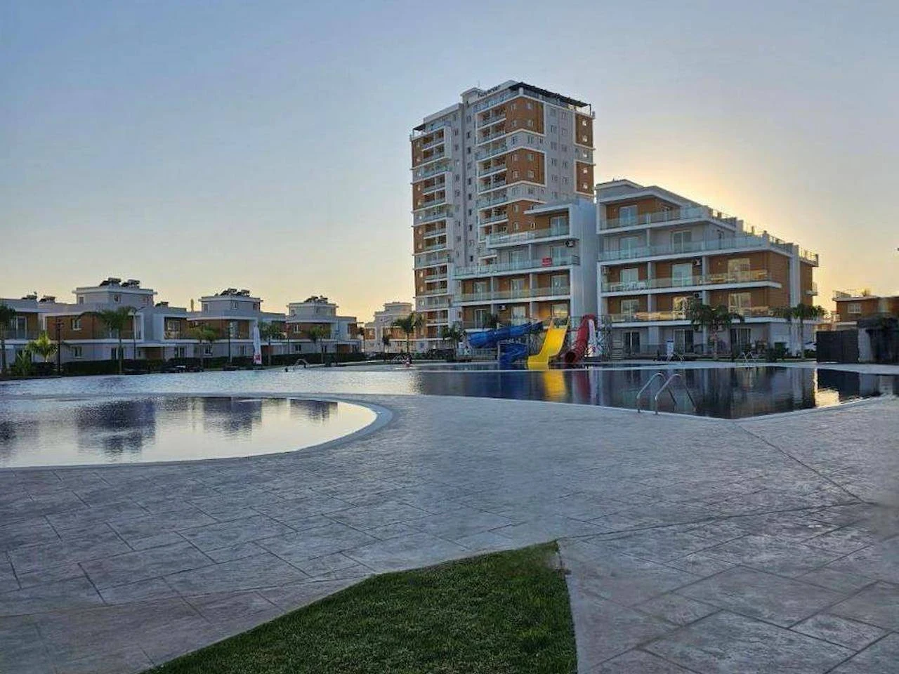 Long Beach Rezidans Oteller Tesis Mimarisi ve Genel Atmosfer