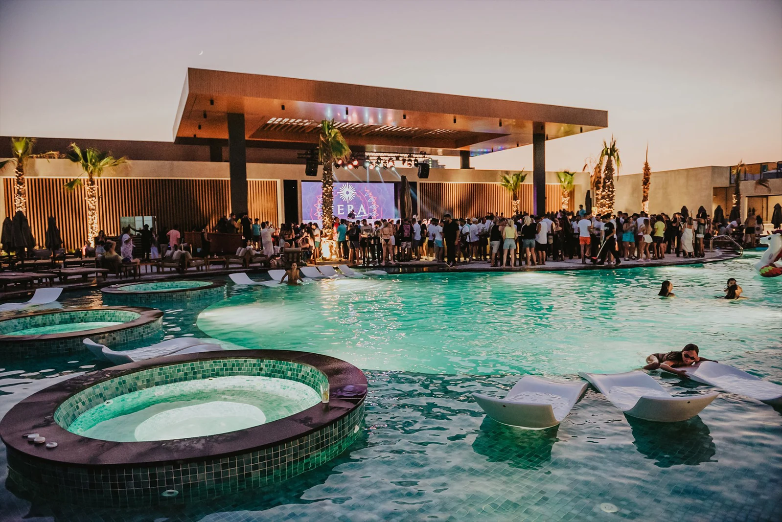 İskele Pera MacKenzie Beach Club Gece Partileri