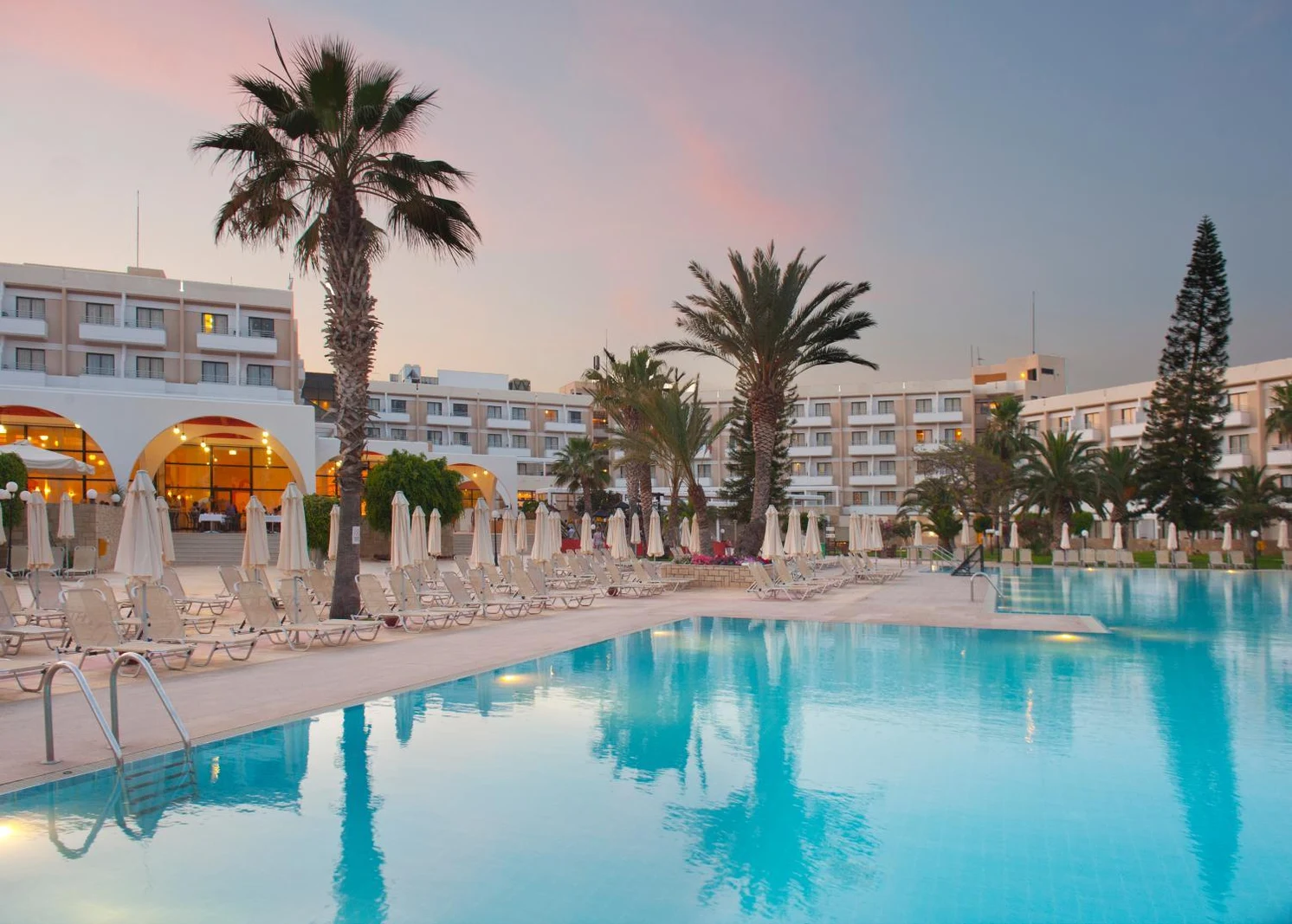 Kıbrıs Beach Club Partileri: Gündüzden Geceye Uzanan Eğlence - Mekan ve Gece Görseli
