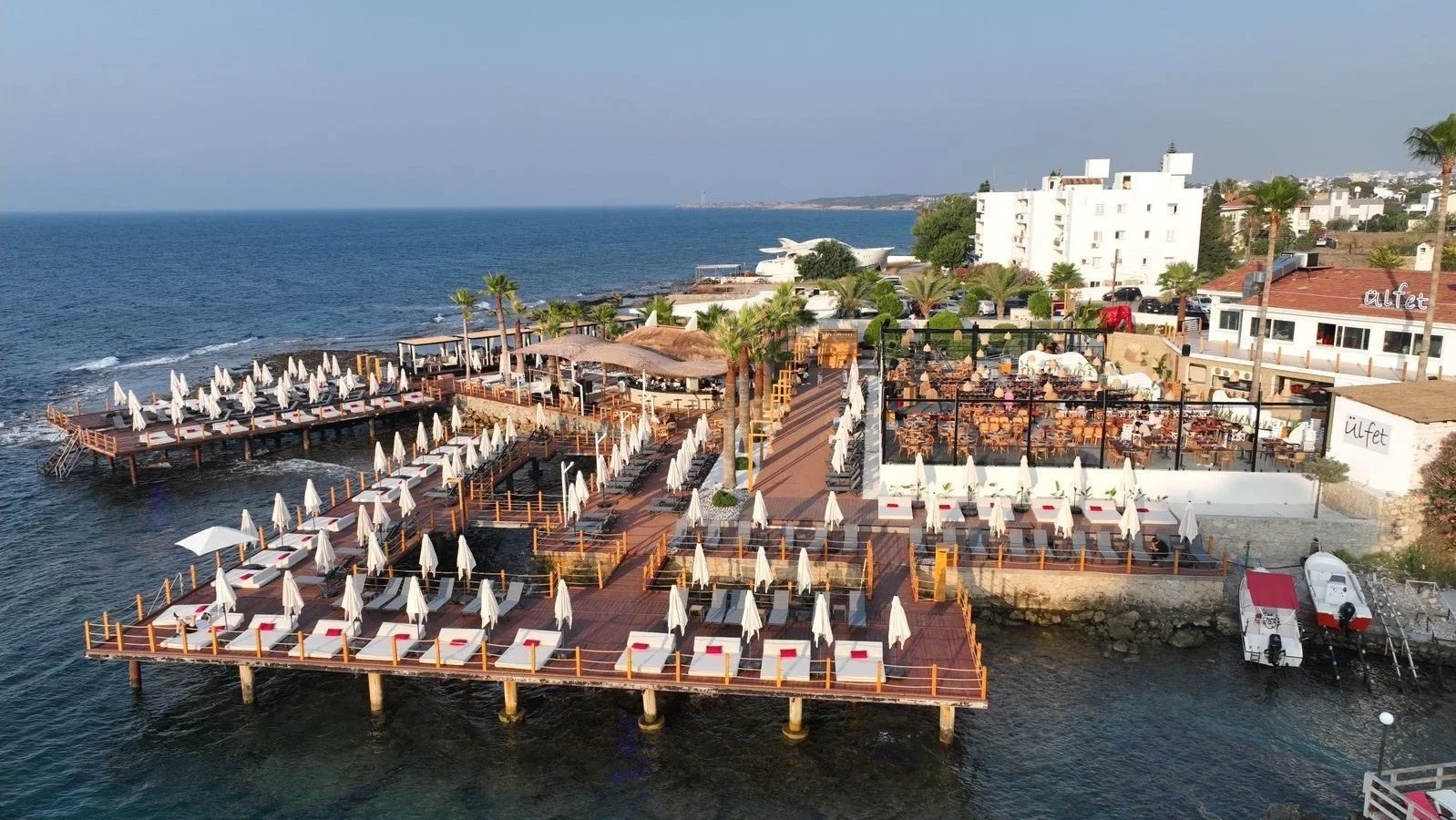 Kıbrıs Beach Club Partileri: Gündüzden Geceye Uzanan Eğlence - Atmosfer ve Eğlence