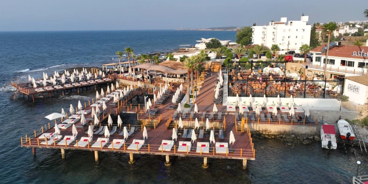 Kıbrıs Beach Club Partileri: Gündüzden Geceye Uzanan Eğlence
