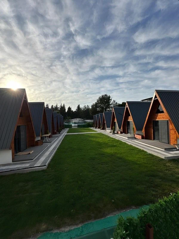 Kıbrıs Bungalov Otelleri Havuz ve Güneşlenme Terasları