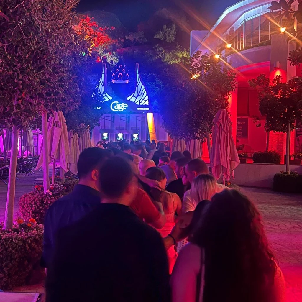 Kıbrıs Gece Kulüplerinde Giriş Ücretleri ve Dâhil Olan Hizmetler
