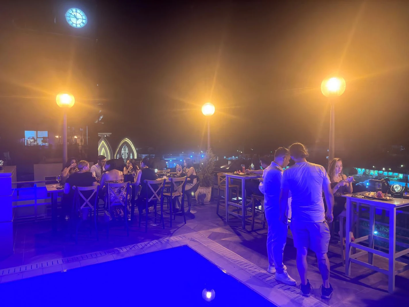 Kıbrıs Gece Kulüplerinde Havuz Başı Partileri (Pool Parties) - Atmosfer ve Eğlence