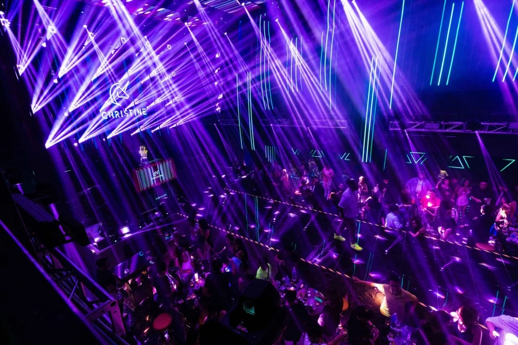 Kıbrıs Gece Kulüplerinde Işık ve Lazer Şovları Deneyimi