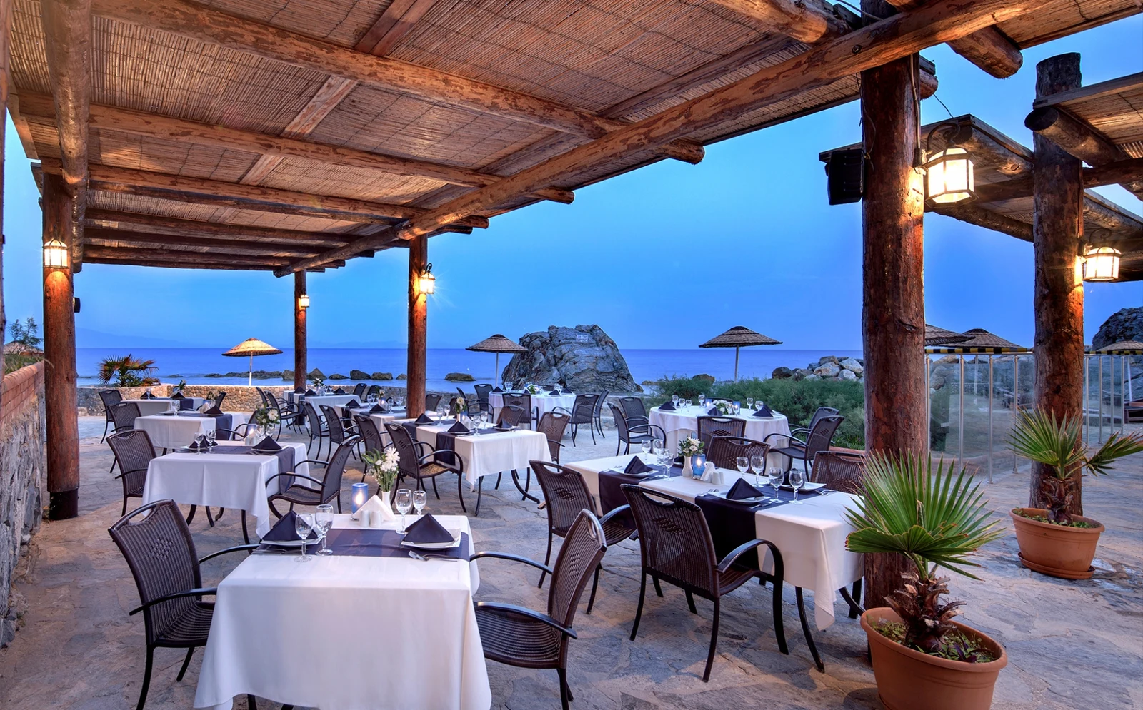 Kıbrıs Gece Kulüplerinde Premium İçecek Seçenekleri ve Servisi - Atmosfer ve Eğlence