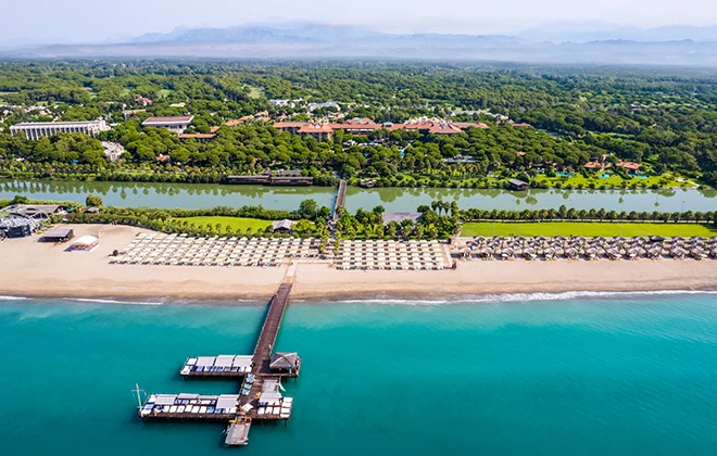 Kıbrıs Golf Resort Otelleri Havuz ve Güneşlenme Terasları
