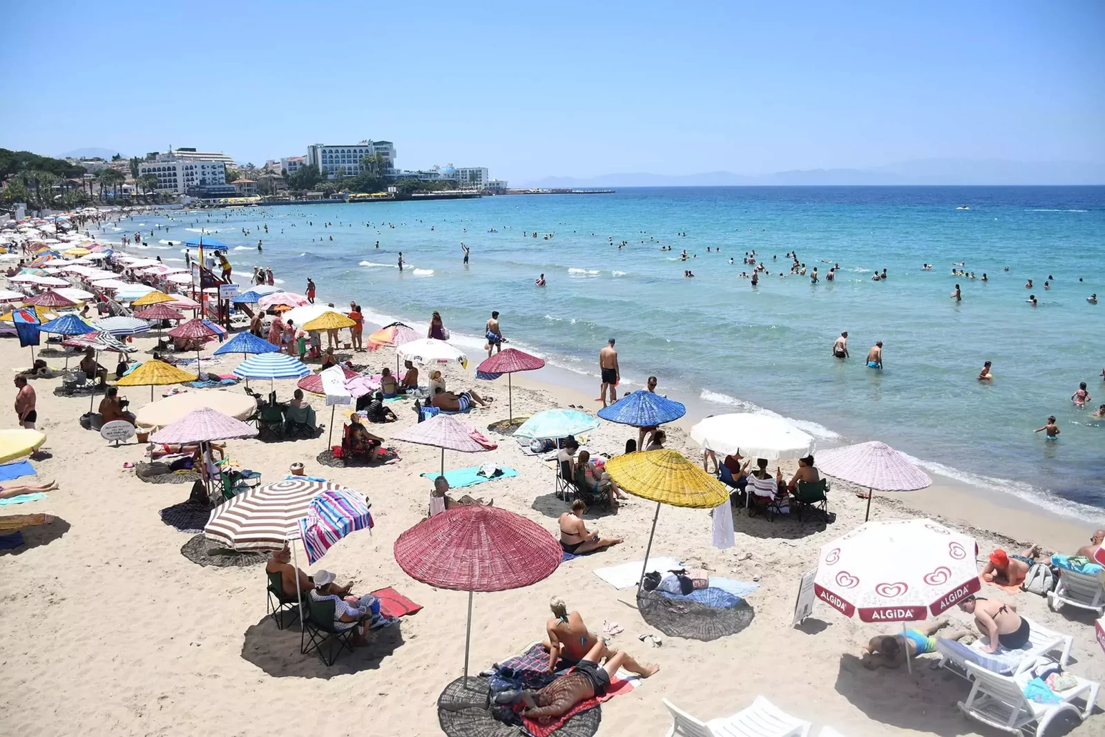 Kıbrıs Plajlarında Şezlong ve Şemsiye Fiyatları 2026