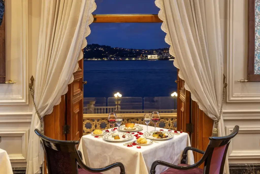 Sevgililer Günü Romantik Paketler Havuz ve Güneşlenme Terasları