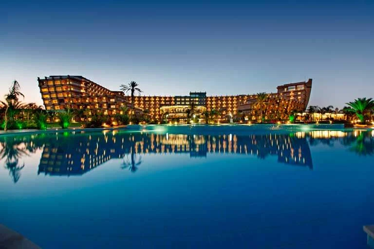 Kıbrıs Spa & Terapi Otelleri Havuz ve Güneşlenme Terasları