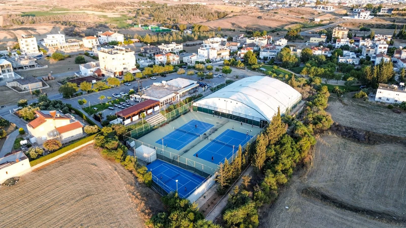 Tenis Kortlu Spor Otelleri Havuz ve Güneşlenme Terasları