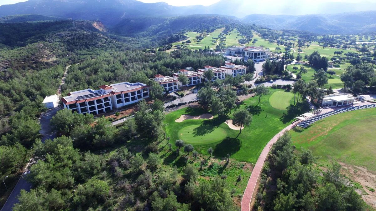 Korineum Golf & Beach Resort Havuz ve Sahil