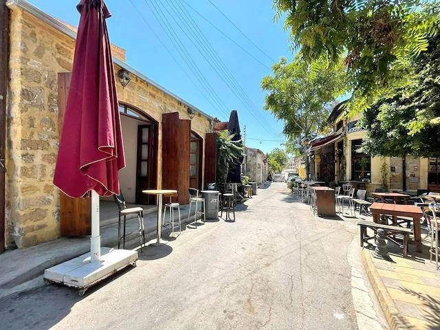 Lefkoşa Gece Hayatı Rehberi: Surlariçi Barları ve Canlı Müzik Mekanları - Atmosfer ve Eğlence