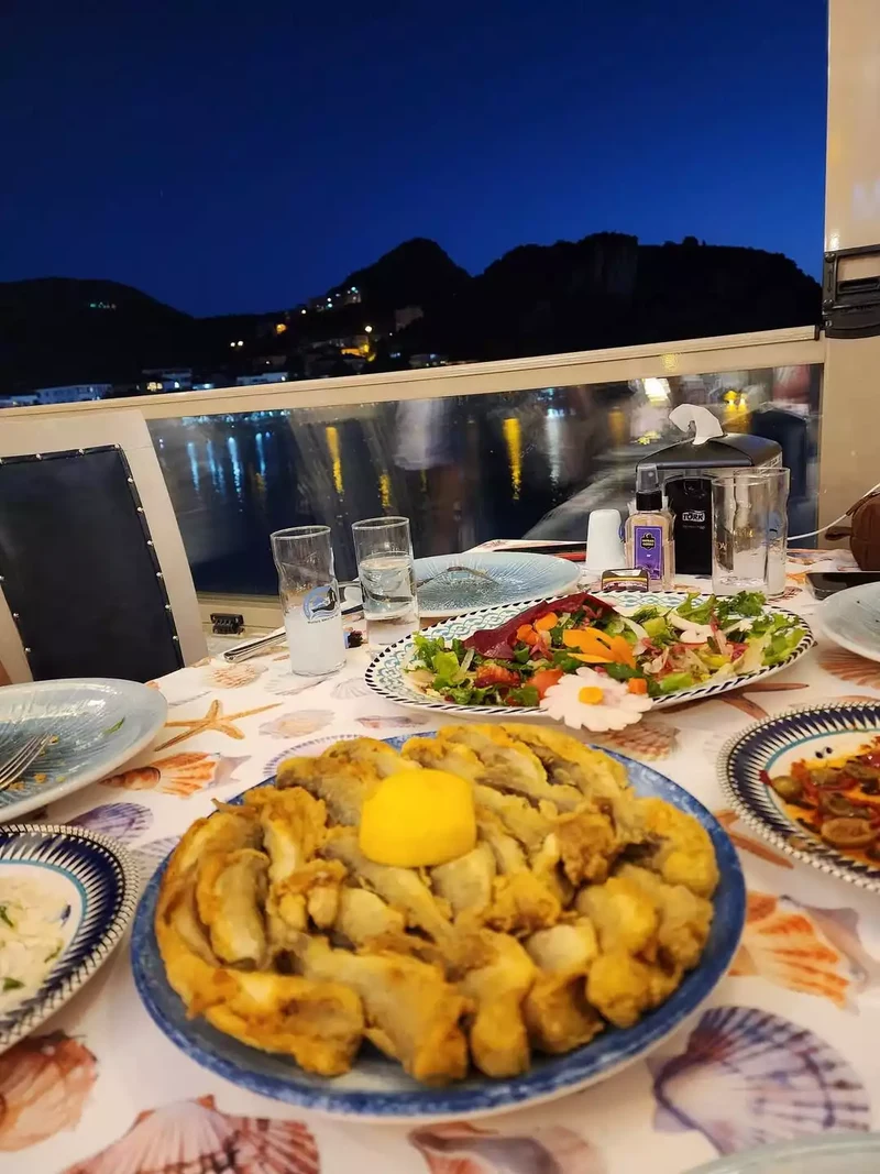 Lefkoşa Gece Yemeği Durakları: Eğlence Sonrası Çorbacı ve Sokak Lezzetleri - Atmosfer ve Eğlence