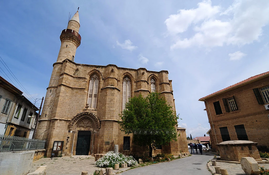 Lefkoşa Haydarpaşa Camii (St. Catherine Kilisesi) Sanat Galerisi İç Görsel 1