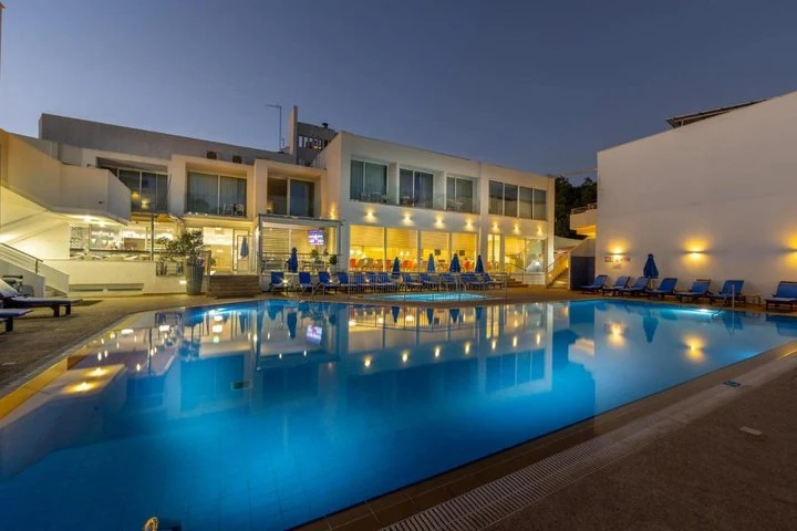 Lefkoşa Kumsal Park Bölgesi Akşam ve Gece Kafeleri - Mekan ve Gece Görseli