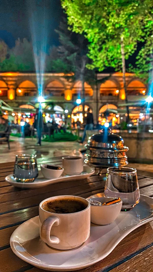 Lefkoşa Selimiye Meydanı Akşam me Gece Kahve/Cocktail Durakları - Atmosfer ve Eğlence