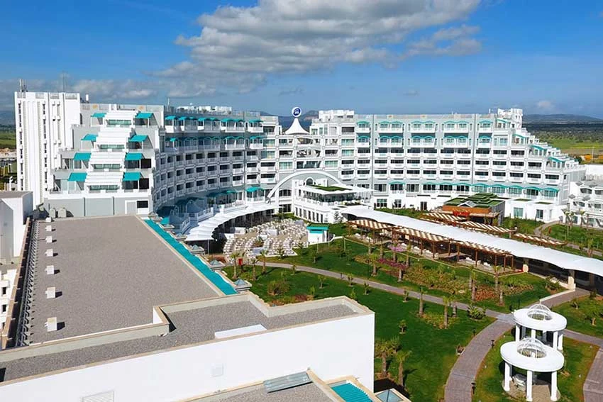 Limak Cyprus Deluxe İsmet İnan Dev Havuz Kompleksi Gece Görünümü