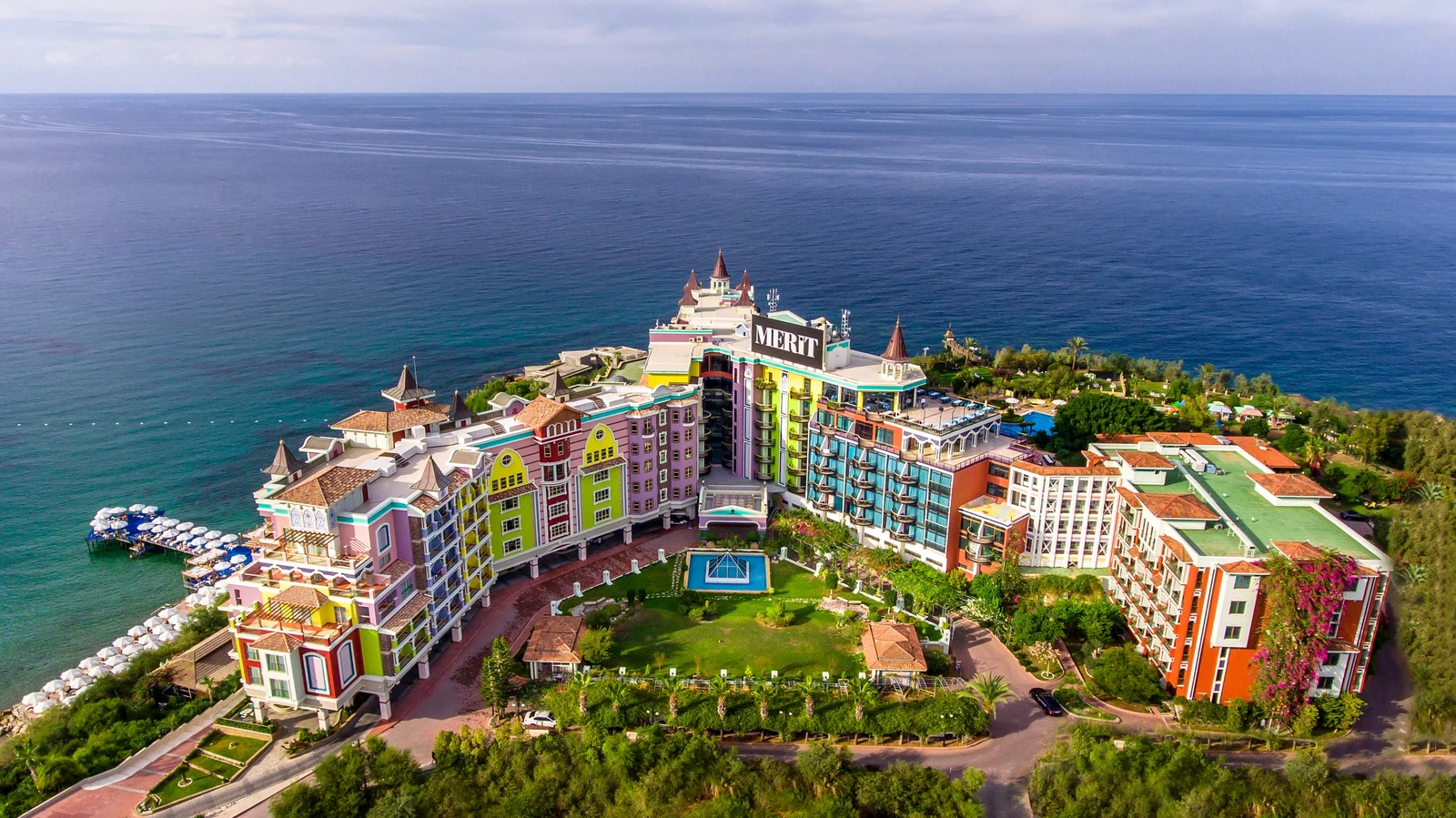 Merit Crystal Cove Hotel Alsancak Lüks Tatil ve Plaj Rehberi