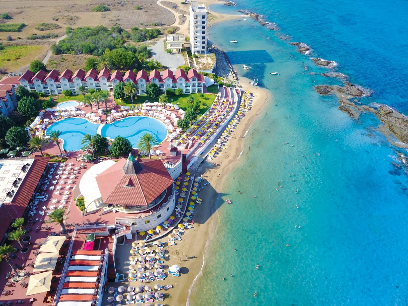 Salamis Bay Conti Resort Gazimağusa İnce Altın Kum Sahil ve Ahşap İskele