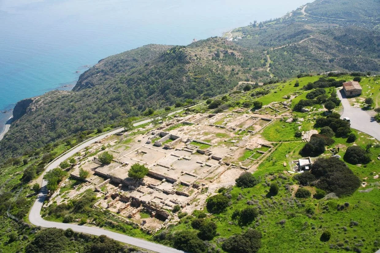 Vuni Sarayı Kalıntıları ve Batı Kıbrıs Deniz Manzarası